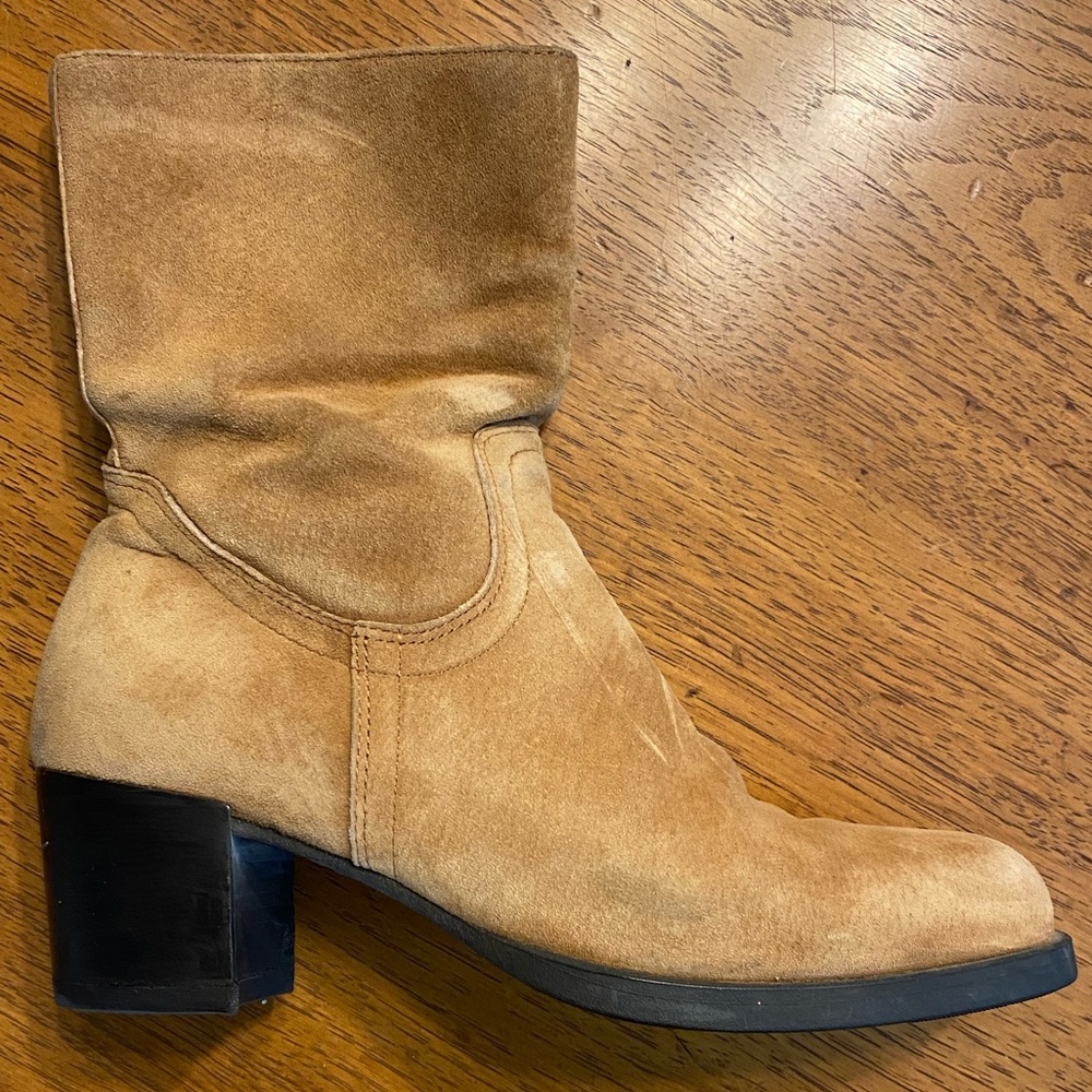 🌻 BRAND NEW Vintage “Worry-Free” Suede Hush Puppies 🌻